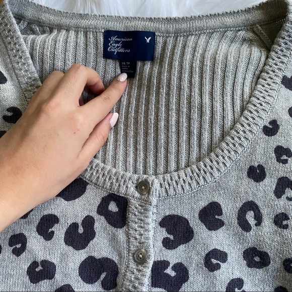 AMERICAN EAGLE Gray Leopard Button Up Cardigan - Picture 2 of 9